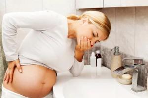 Подробное объяснение проблемы тошноты, рвоты и токсикоза (раннего гестоза) во время беременности: причины возникновения и эффективное лечение